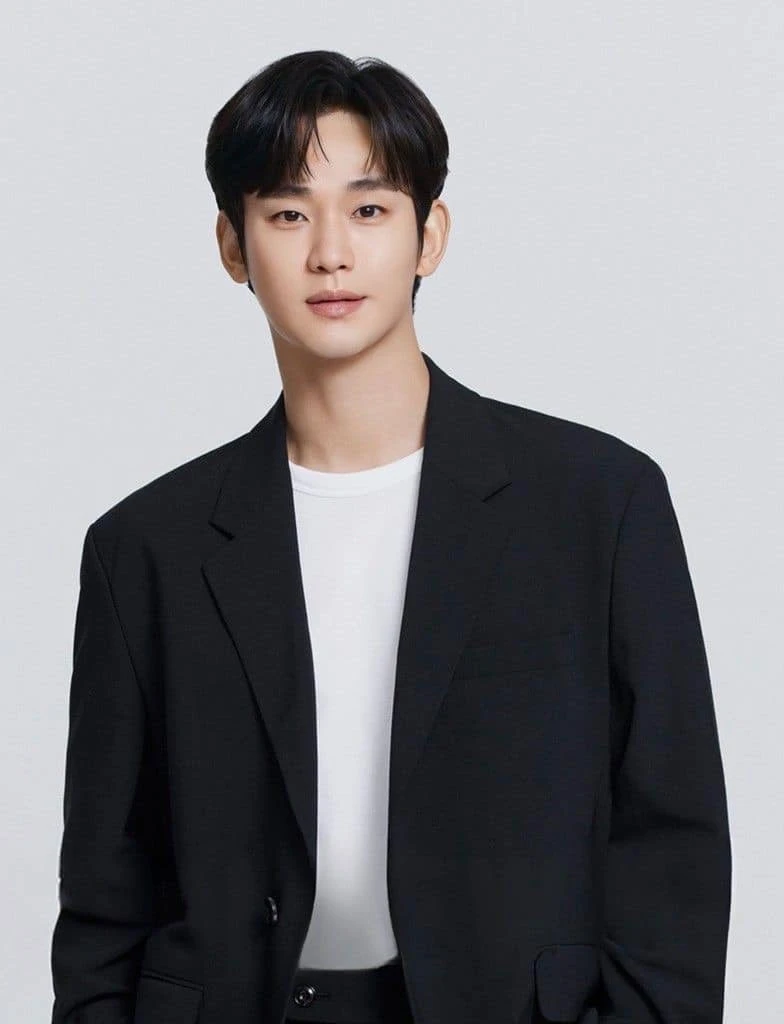 Tình trạng hiện tại của Kim Soo Hyun gâ.y số.c: Quẫn trí đến mức phải có người theo sát, đi khắp nơi xin lỗi đồng nghiệp - Hình 2