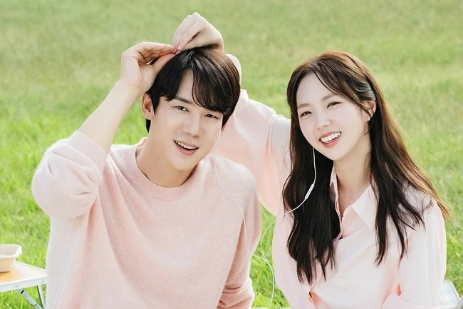 Yoo Yeon Seok giải cứu Kim Soo Hyun: Lên phim là tổng tài vạn người mê, ngoài đời làm chị em vỡ mộng - Hình 2