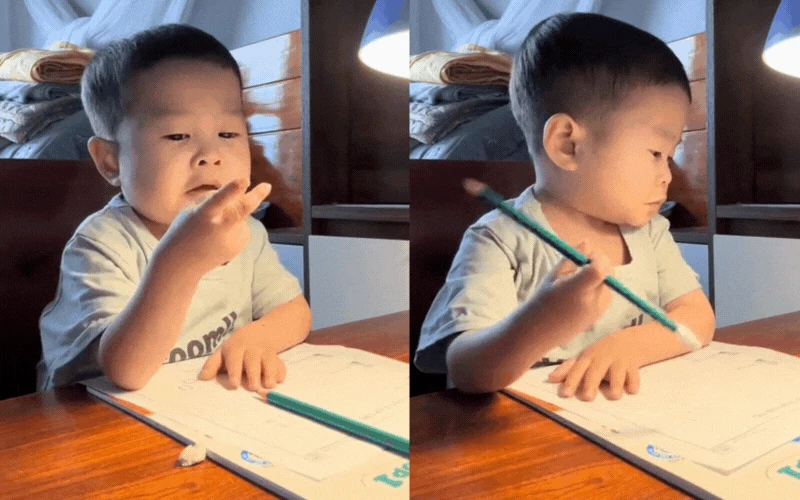 Cậu bé ngồi học nhưng biểu cảm như giáo sư chấm bài, suy tư rồi gật gù khiến ai xem cũng phải phì cười - Hình 1
