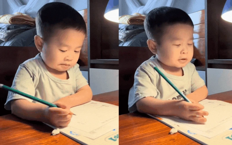 Cậu bé ngồi học nhưng biểu cảm như giáo sư chấm bài, suy tư rồi gật gù khiến ai xem cũng phải phì cười - Hình 2