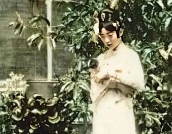Hoàng hậu cuối của TQ: Sống trong chuồng heo, dan díu với lính gác và cái kết - Hình 3