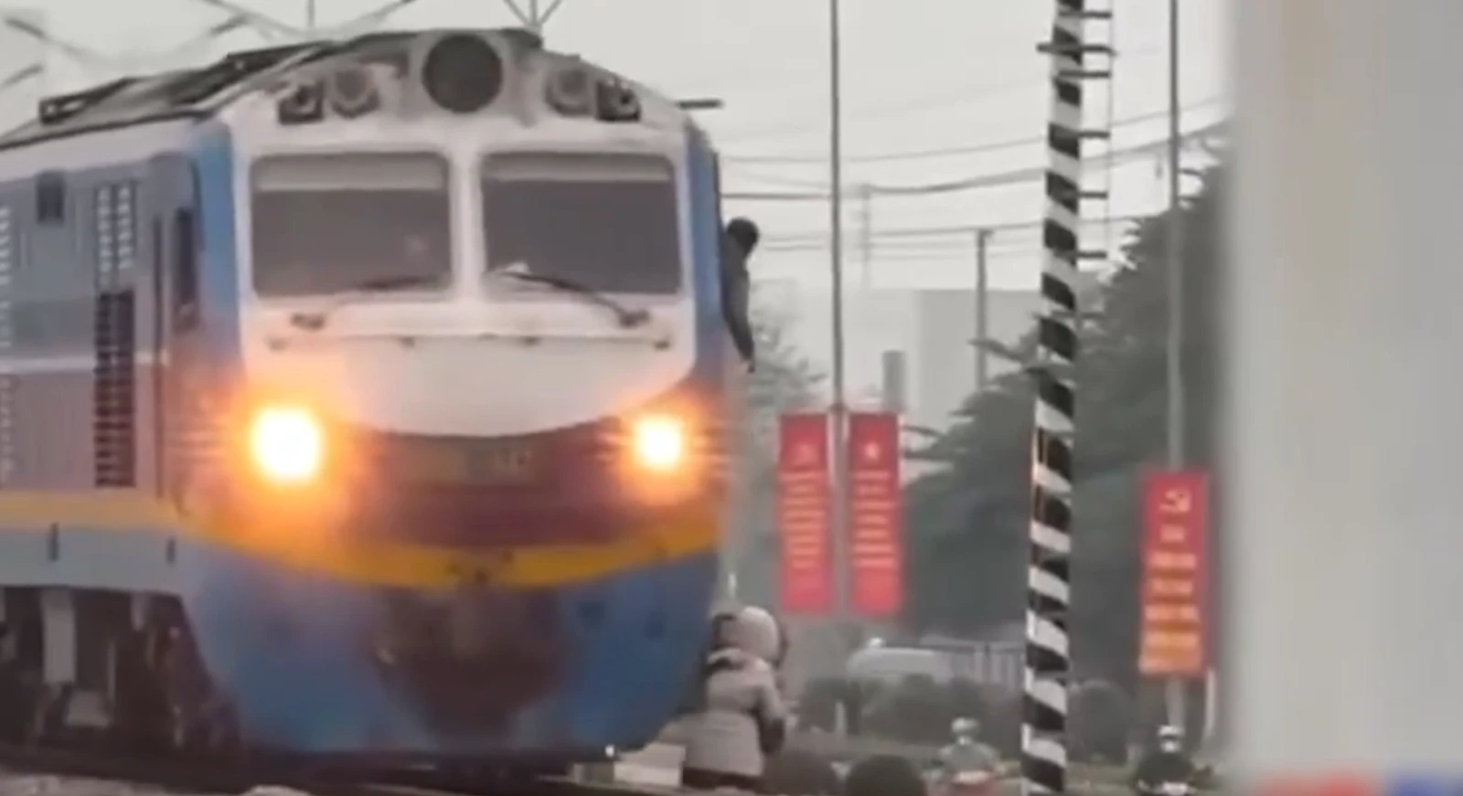 Vụ 2 phụ nữ chán sống chặn đầu tàu sống ảo ở Vĩnh Phúc: Cục CSGT vào cuộc - Hình 3