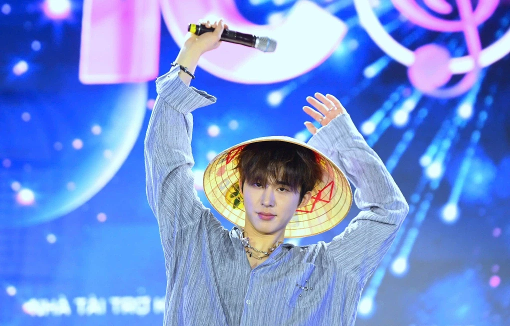 B.I: Rapper đội nón lá, quẩy cực cháy sau 6 năm trở lại Việt Nam là ai? - Hình 8