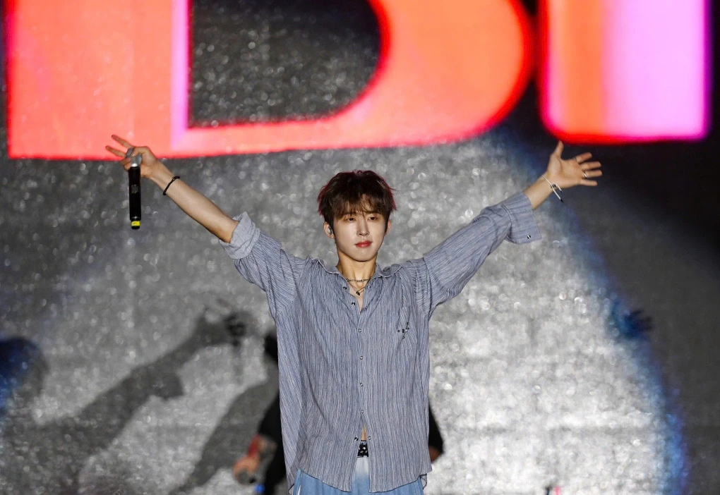 B.I: Rapper đội nón lá, quẩy cực cháy sau 6 năm trở lại Việt Nam là ai? - Hình 6