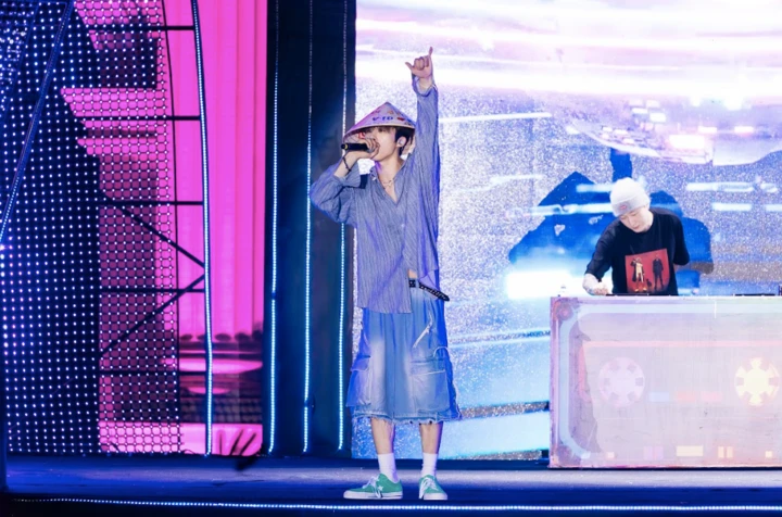 B.I: Rapper đội nón lá, quẩy cực cháy sau 6 năm trở lại Việt Nam là ai? - Hình 5