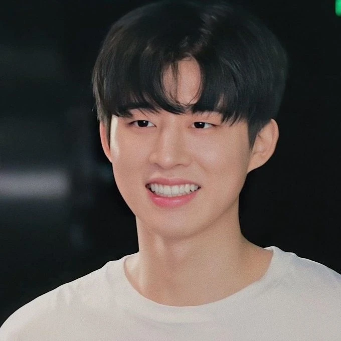 B.I: Rapper đội nón lá, quẩy cực cháy sau 6 năm trở lại Việt Nam là ai? - Hình 3
