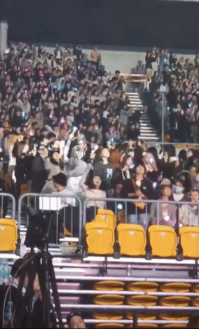 Đại hội Kbiz ở concert nhóm đại mỹ nhân: G-Dragon bị dí làm 1 điều, Jung Kook - Kim Ji Won gây chú ý - Hình 2