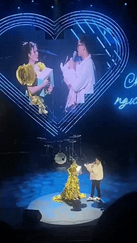 Hồng hài nhi sinh năm 2005 lên tận sân khấu nói thẳng với Hà Nhi: Em thích chị ạ - Hình 2