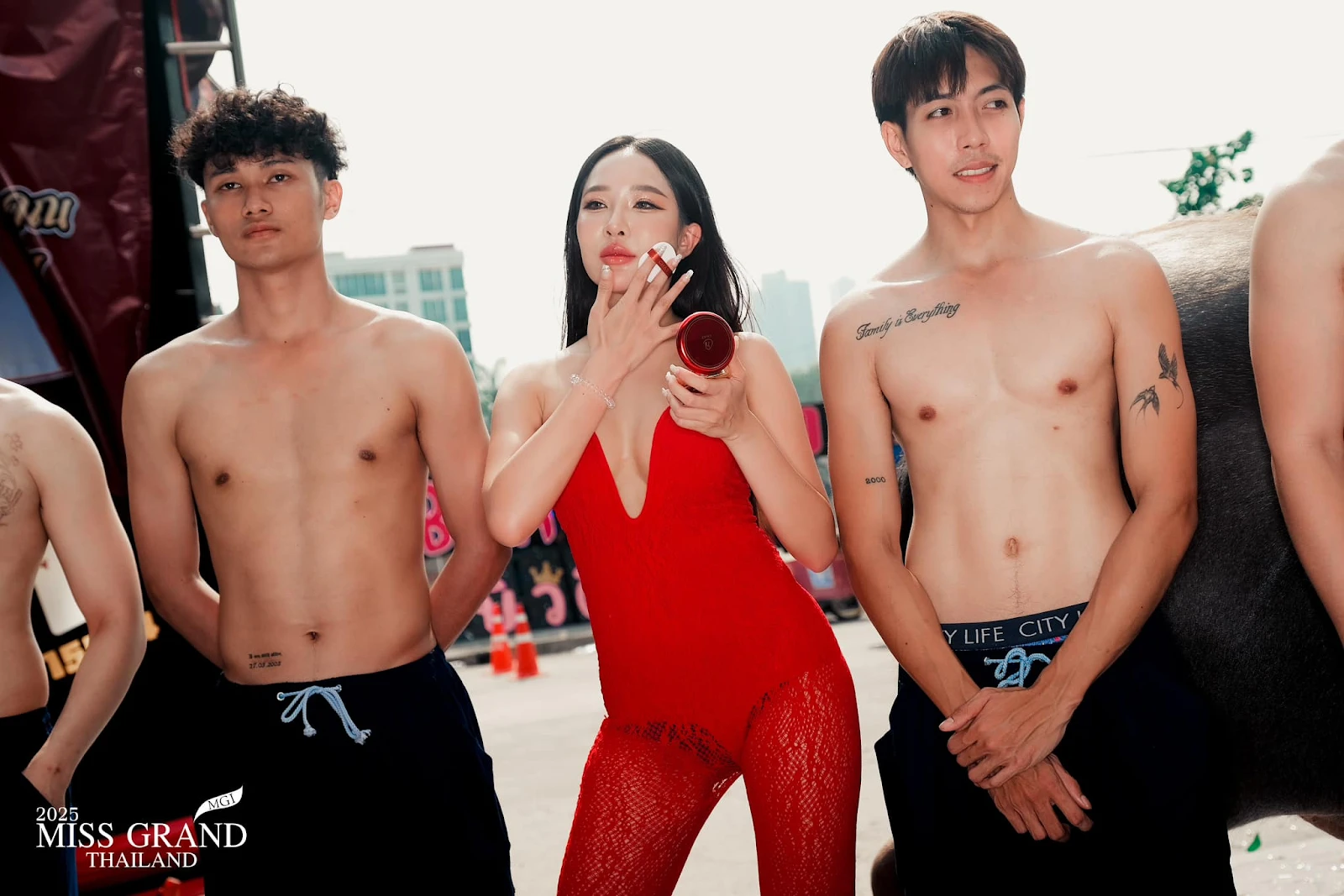 Miss Grand Thailand: giám khảo thất thần vì xuất hiện bà lão trên sân khấu? - Hình 7