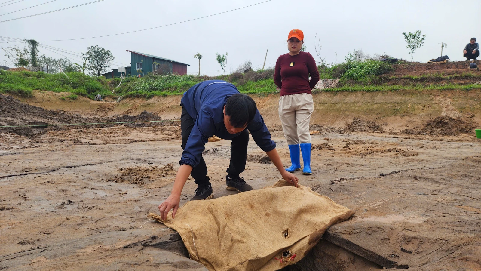 Bắc Ninh: Đào ao thả cá, người dân phát hiện dị vật, hé lộ bí ẩn kinh thành xưa - Hình 5