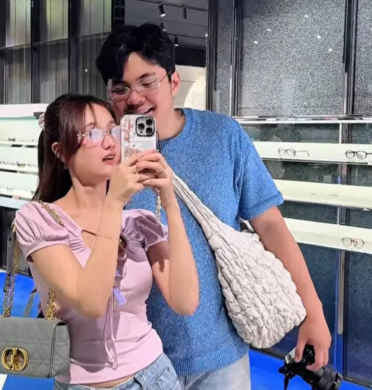 Cặp diễn viên - nhạc sĩ Vbiz vừa công khai cùng hội bạn đi du lịch, cẩu lương rợp trời khiến fan quắn quéo! - Hình 2
