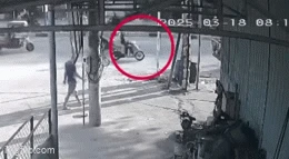 Cô gái 18 tuổi chở mẹ đi khám bệnh, gặp tai nạn thương tâm trên đường về lại phòng trọ - Hình 1