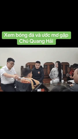 Bố mẹ vợ Quang Hải mang đặc sản thiết đãi thông gia, một mình Chu Thanh Huyền ngồi đất ăn món bình dân gây sốt - Hình 4