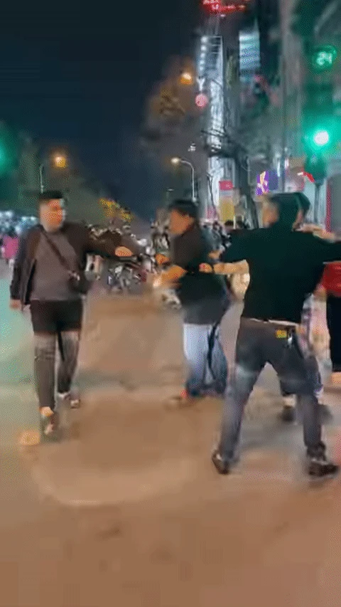 Điều tra nhóm thanh niên đánh tới tấp người đàn ông ở Hà Nội - Hình 2