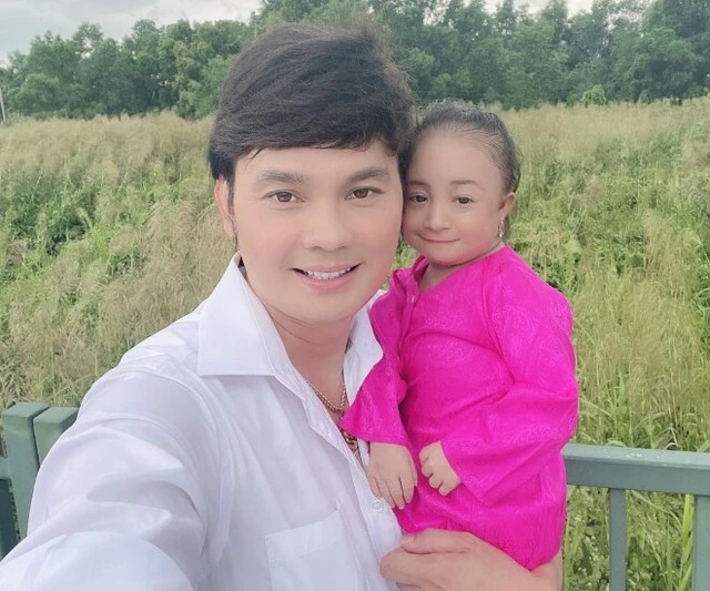 Kim Tiểu Long nhớ con gái Tiểu Ly, cầm xấp tiền đô tặng ngoại, kèm 1 câu sốc - Hình 6