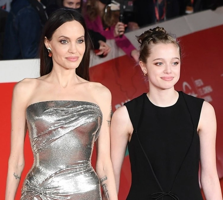 Con gái Angelina Jolie học theo mẹ, đeo kim băng vào tai, fan phản ứng bất ngờ - Hình 6