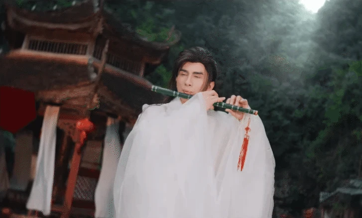 Hoàng tử Vpop U50 khiến 1 Hoa hậu và 1 Nam vương bị chê: Khó lắm mới sến được thế này! - Hình 1