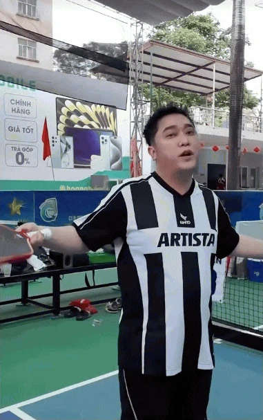 Hiện tượng nhạc Việt hết thời nay hát nhạc đu trend Pickleball, diện mạo khác lạ gây sốc - Hình 2