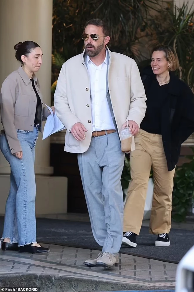Jennifer Lopez tuyên bố sẵn sàng yêu, Ben Affleck lộ vẻ thất thần, buồn bã - Hình 1