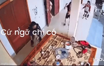 Clip 69 giây ghi lại toàn bộ nỗi ám ảnh nhất của 1 đứa trẻ: Người cha vũ phu lao vào đánh đập vợ con như kẻ thù, càng xem càng phẫn nộ - Hình 2