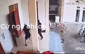 Clip 69 giây ghi lại toàn bộ nỗi ám ảnh nhất của 1 đứa trẻ: Người cha vũ phu lao vào đánh đập vợ con như kẻ thù, càng xem càng phẫn nộ - Hình 1