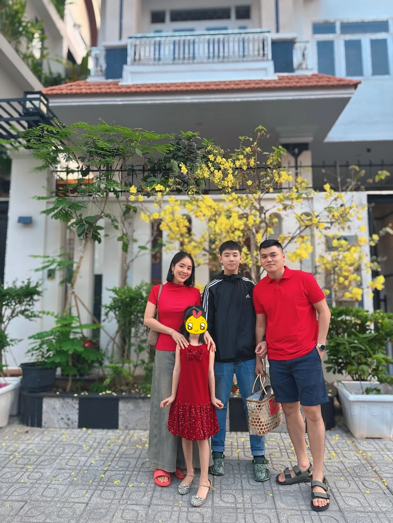 Con trai Lê Phương: Gọi Quý Bình là ba khi còn là nhóc tỳ nhỏ xíu, giờ đã là chàng thiếu niên cao gần 1m8 khiến mẹ tự hào - Hình 6