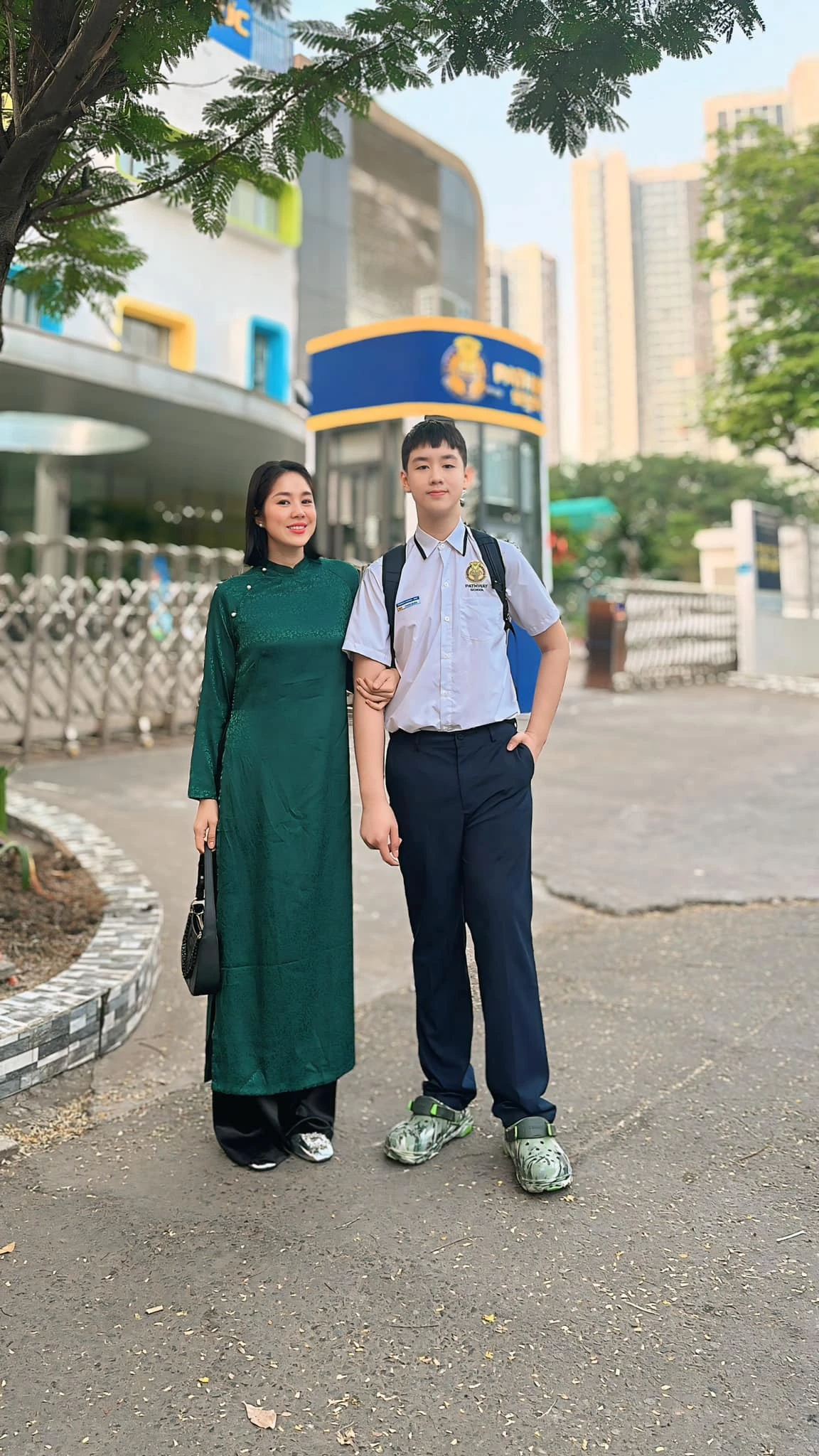 Con trai Lê Phương: Gọi Quý Bình là ba khi còn là nhóc tỳ nhỏ xíu, giờ đã là chàng thiếu niên cao gần 1m8 khiến mẹ tự hào - Hình 3