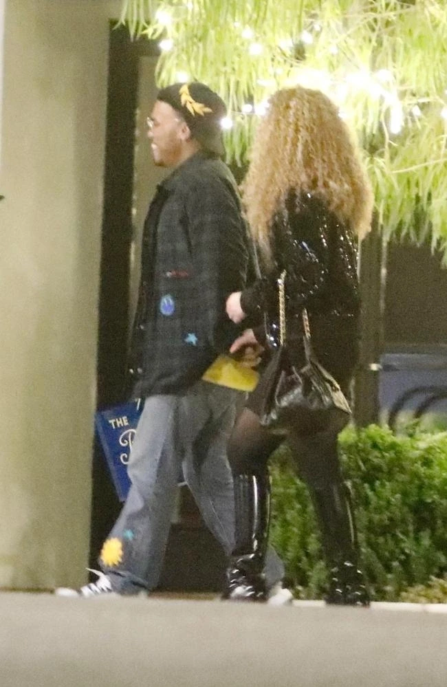 Mariah Carey bị tóm gọn đi cùng tình trẻ kém 16 tuổi, giao diện tóc xù gây chú ý - Hình 1