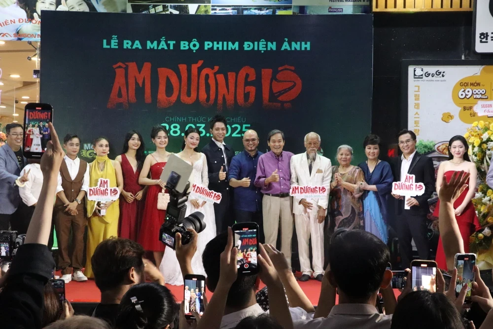 Đại Nghĩa, Bạch Công Khanh đi họp báo phim bằng cứu thương, ekip bị phạt - Hình 1
