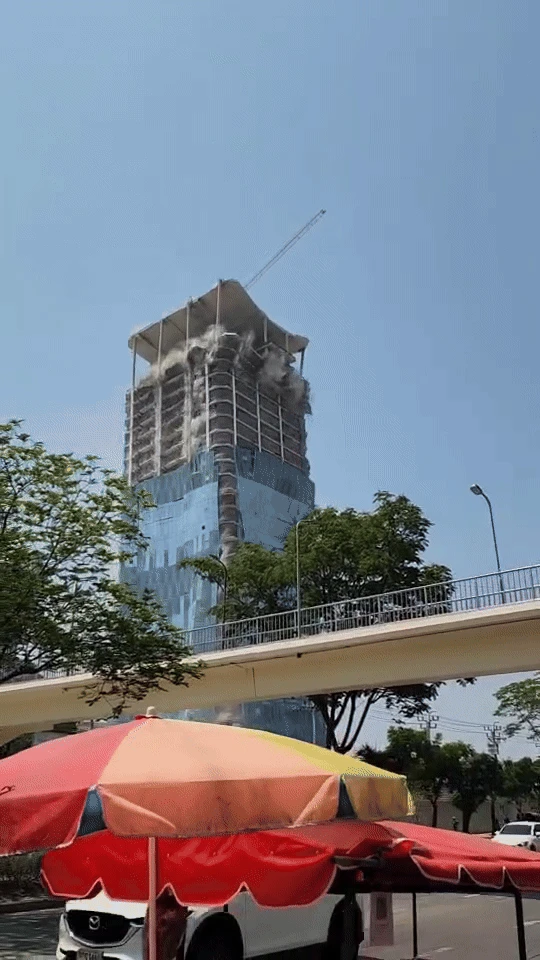 Loạt ảnh cho thấy sự thảm khốc của trận động đất 7,7 độ: Công trình đổ sập, người người sợ hãi bỏ chạy - Hình 13