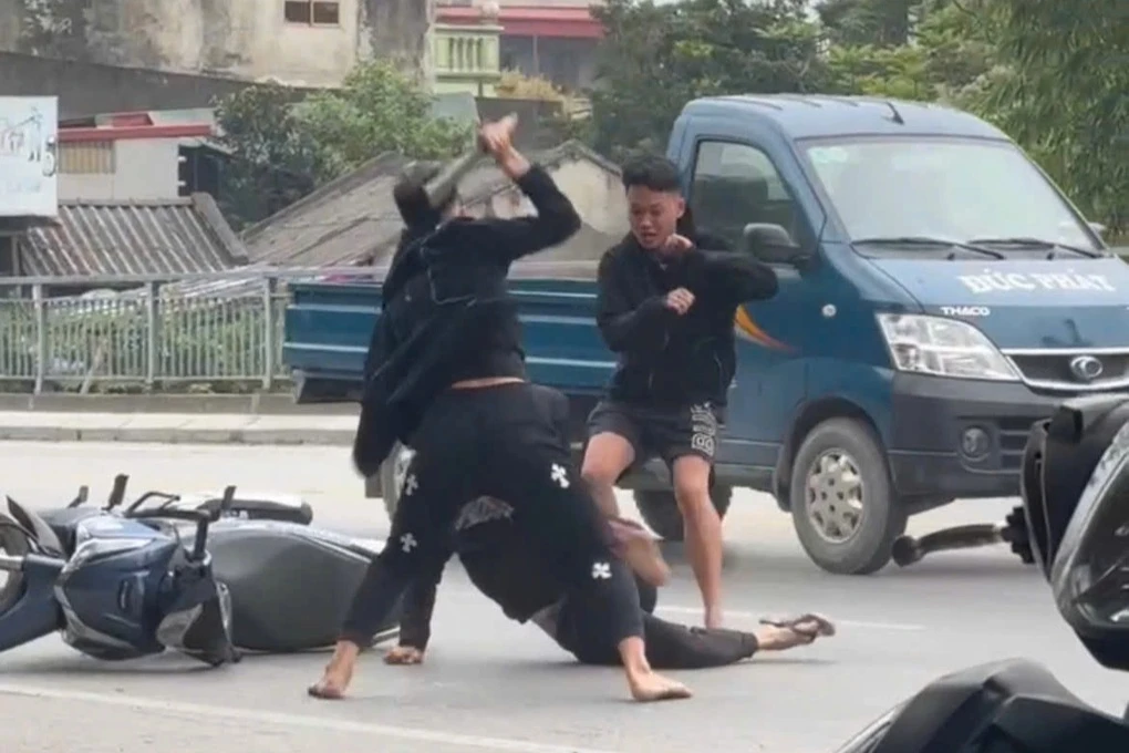 Nam thanh niên bị chém trên phố đã qua cơn nguy kịch - Hình 1
