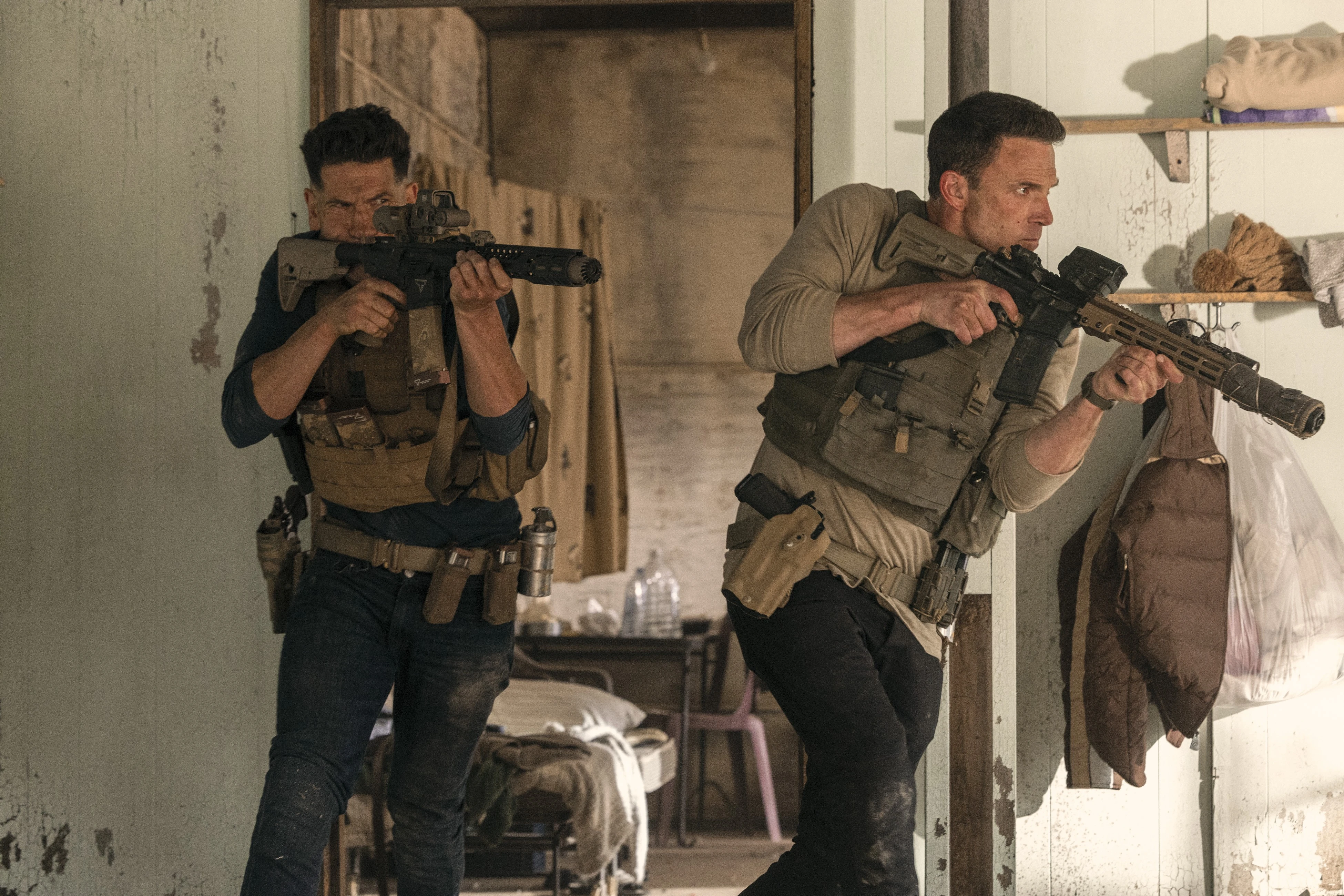 Ben Affleck và Jon Berthnal trở lại trong bom tấn hành động Mật danh: Kế toán 2 - Hình 2