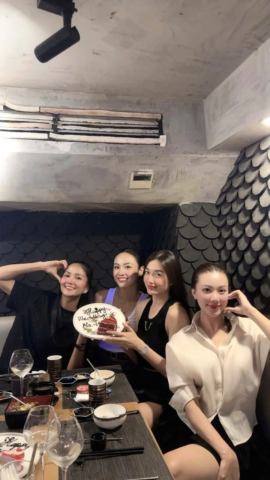 HHen Niê chơi tất tay trước thềm lấy chồng, lộ 3 cái tên sốc, nghi là phù dâu - Hình 2