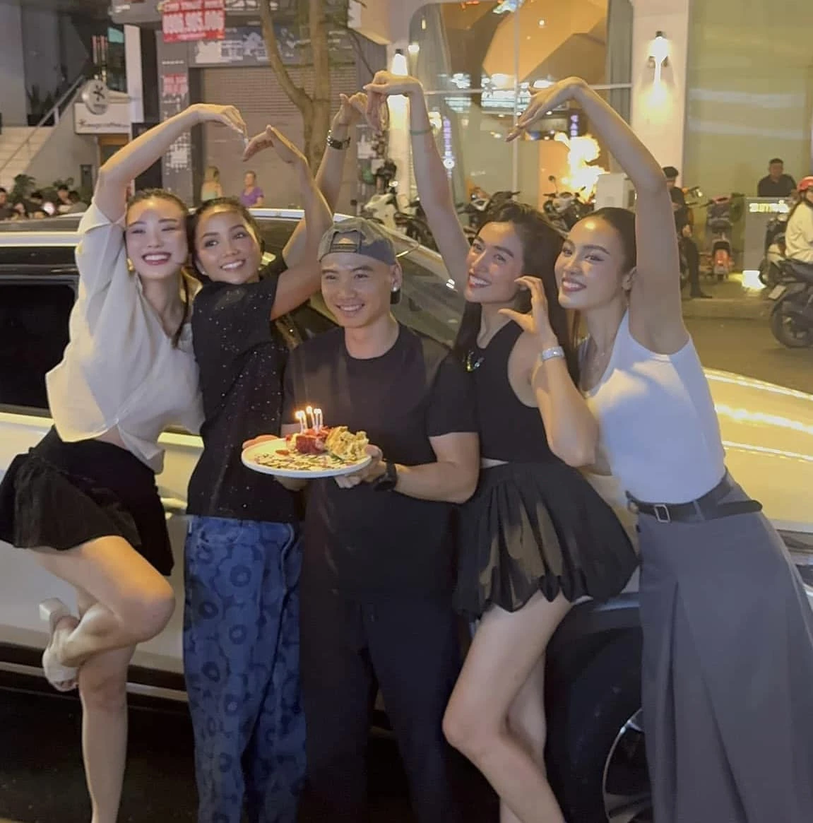 HHen Niê chơi tất tay trước thềm lấy chồng, lộ 3 cái tên sốc, nghi là phù dâu - Hình 3
