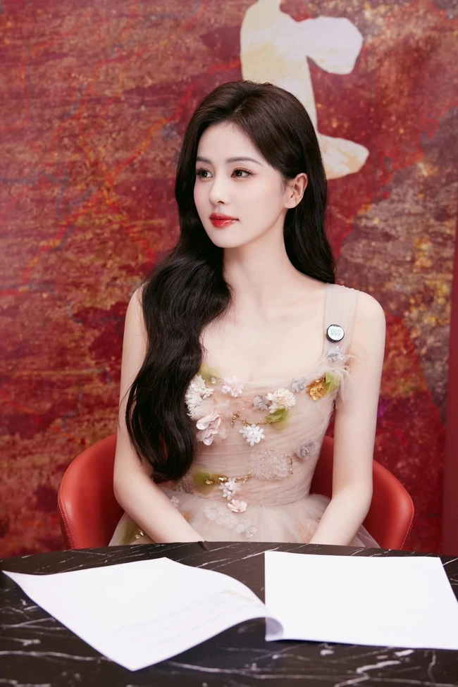 Mỹ nhân Trung Quốc đi tuyên truyền phim mới mà đẹp hết phần thiên hạ: Nhan sắc như nữ thần không một điểm chê - Hình 3