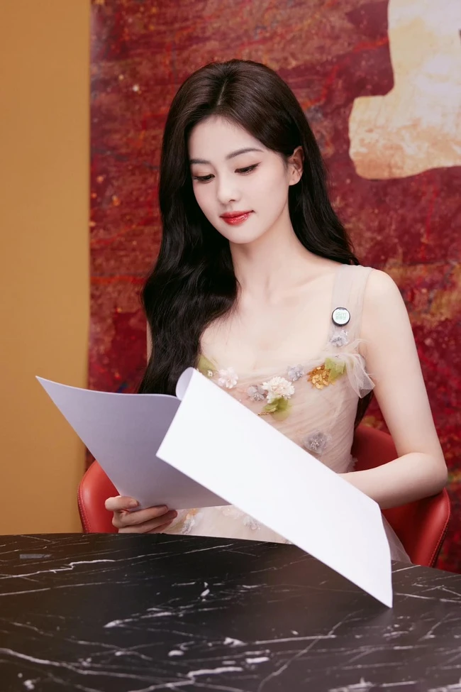 Mỹ nhân Trung Quốc đi tuyên truyền phim mới mà đẹp hết phần thiên hạ: Nhan sắc như nữ thần không một điểm chê - Hình 1
