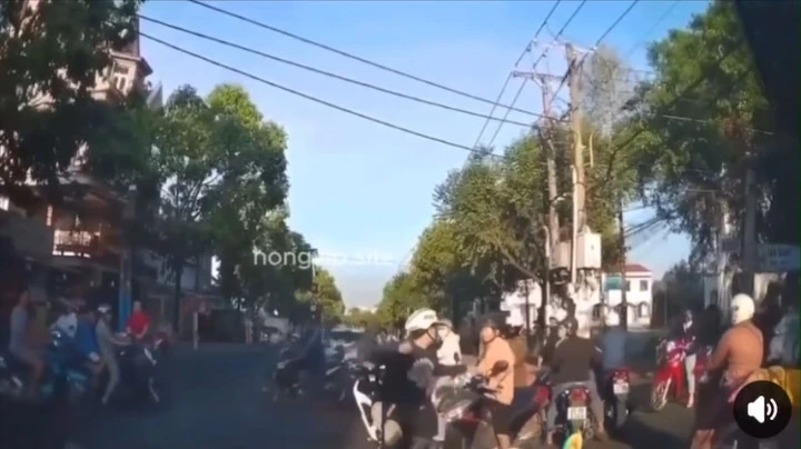 Nam thanh niên đánh tới tấp người đàn ông sau va chạm giao thông - Hình 1
