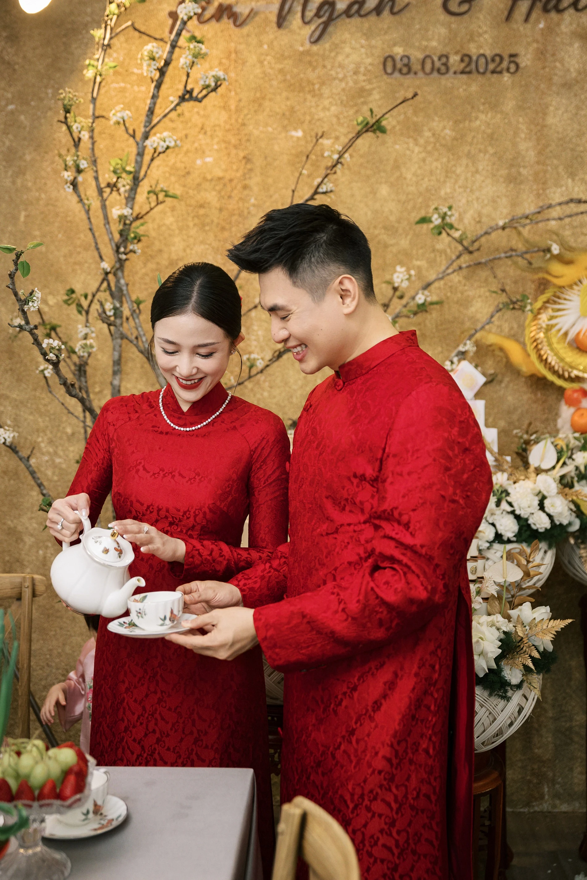 Xả ảnh nét căng lễ ăn hỏi của Salim và Hải Long, 2 bó hoa cầm tay bỗng khiến netizen đổ xô xin in tư - Hình 1
