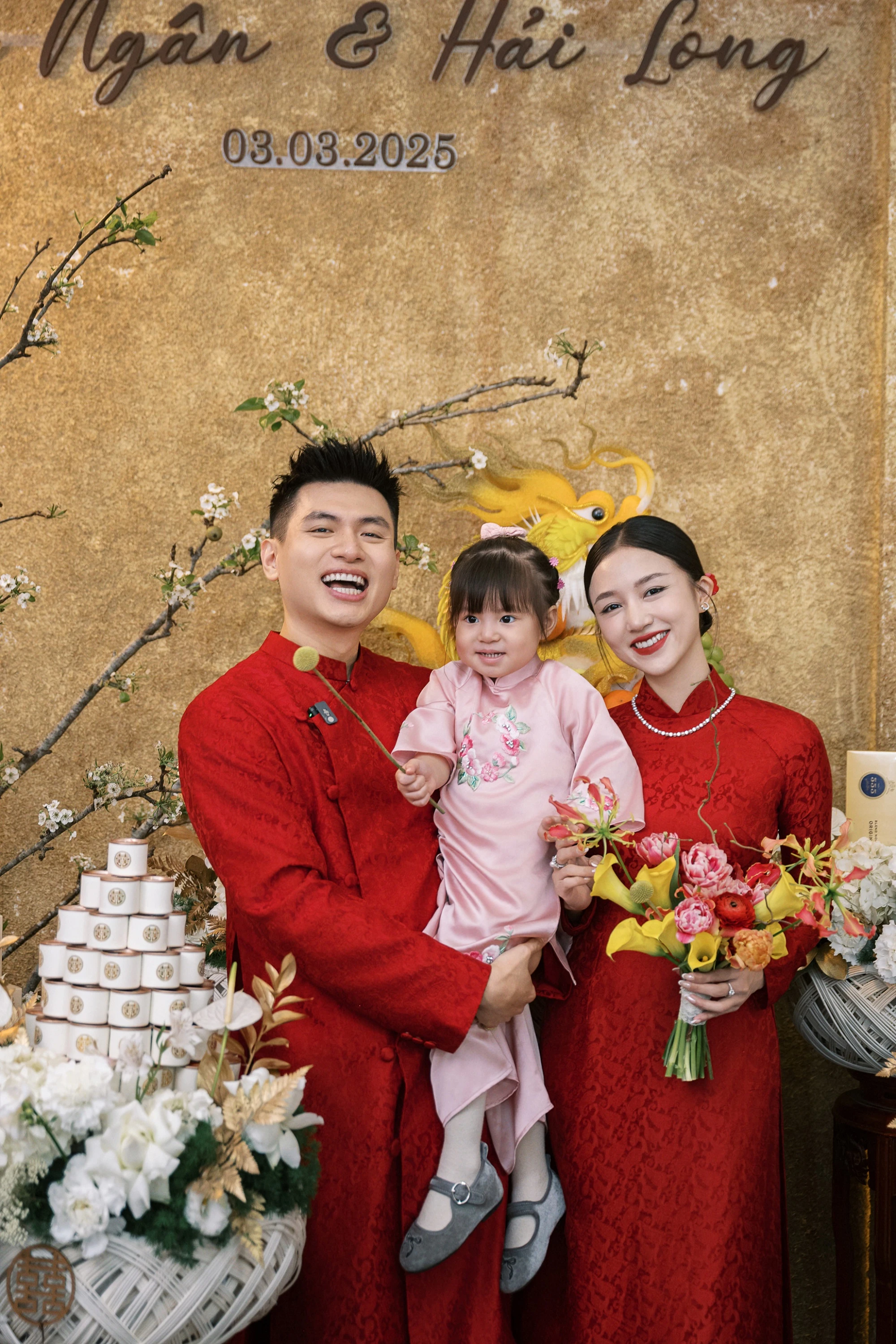 Xả ảnh nét căng lễ ăn hỏi của Salim và Hải Long, 2 bó hoa cầm tay bỗng khiến netizen đổ xô xin in tư - Hình 7