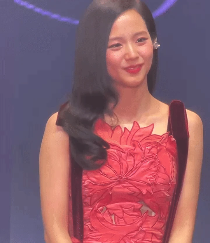 Chị cả BLACKPINK hùa theo fanchant lửa hận thù, tinh ý chiều lòng fan và loạt hành động 10 điểm tinh tế trong lần trở lại Việt Nam! - Hình 3