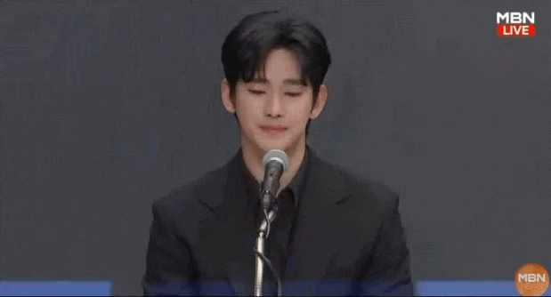 Họp báo khẩn của Kim Soo Hyun: Bật khóc tự nhận là kẻ hèn, giải thích chuyện giấu hẹn hò - Hình 3