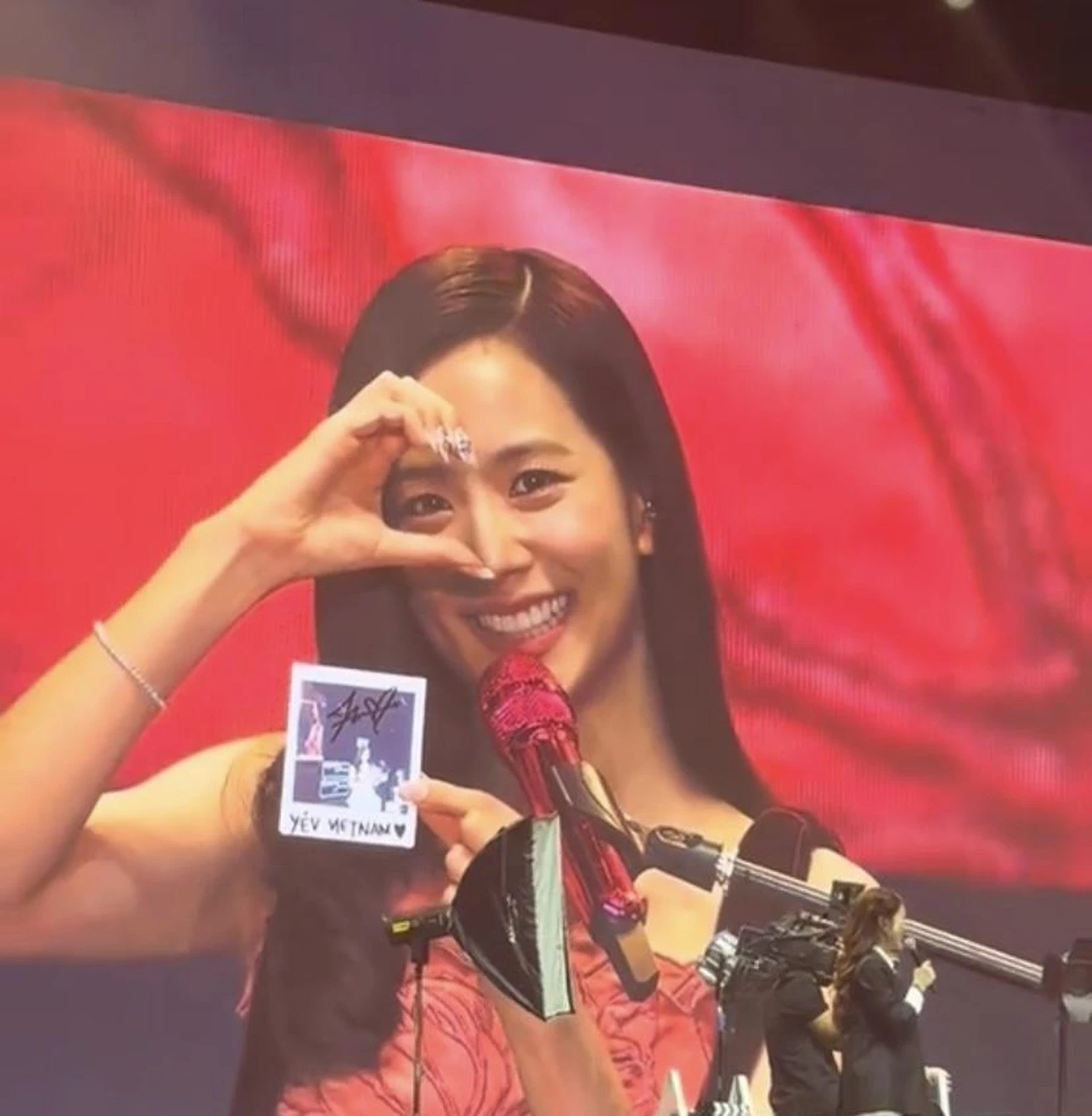 Jisoo (BLACKPINK) nhuộm hồng Hà Nội, nói tiếng Việt, hát Lửa hận thù gây bão - Hình 4