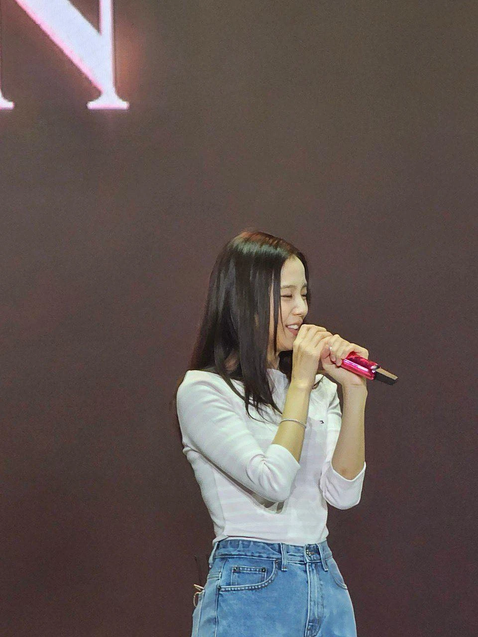 Jisoo (BLACKPINK) nhuộm hồng Hà Nội, nói tiếng Việt, hát Lửa hận thù gây bão - Hình 7