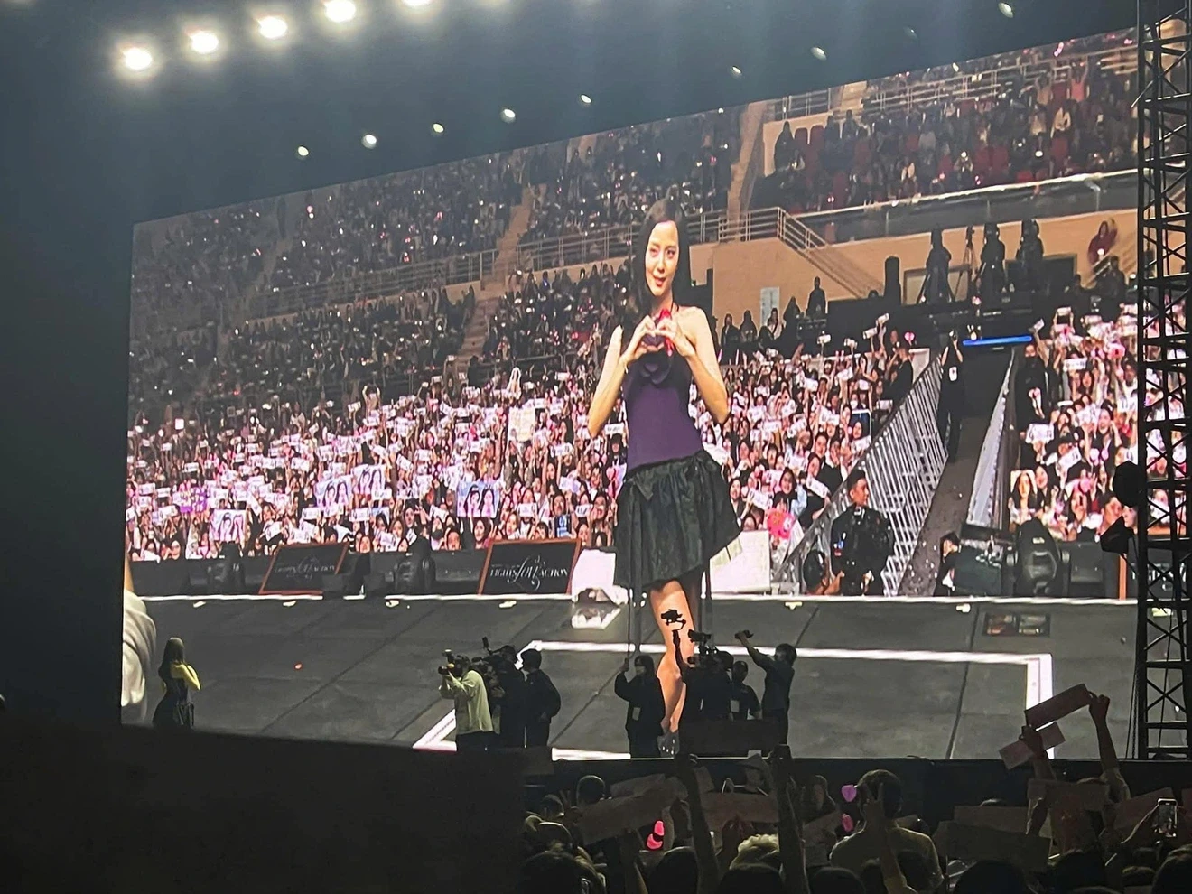 Jisoo (BLACKPINK) nhuộm hồng Hà Nội, nói tiếng Việt, hát Lửa hận thù gây bão - Hình 3