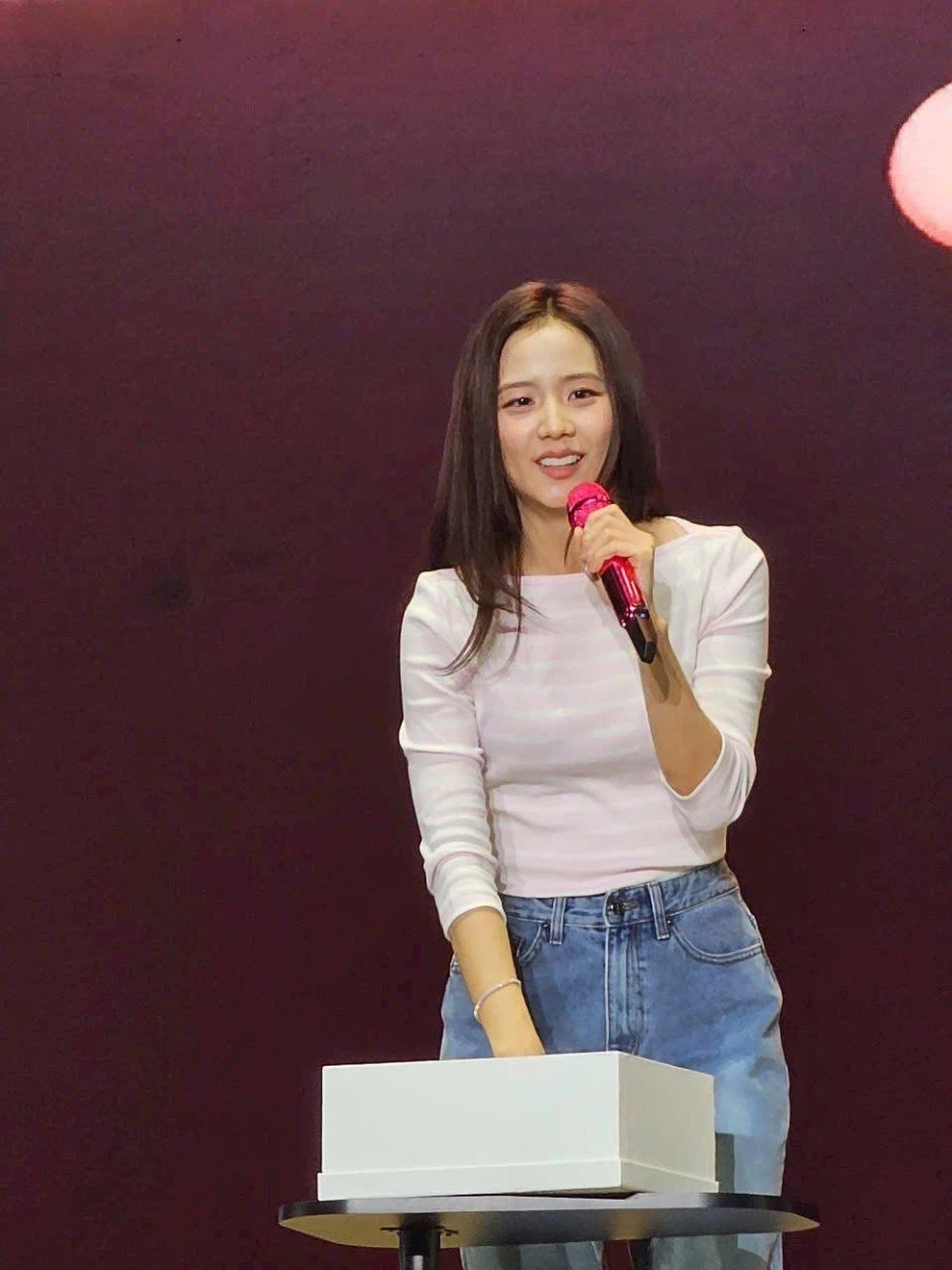 Jisoo (BLACKPINK) nhuộm hồng Hà Nội, nói tiếng Việt, hát Lửa hận thù gây bão - Hình 1