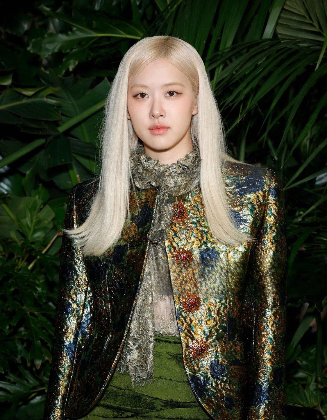 Rosé - Lisa đón bão tranh cãi vì gặm cánh gà, kẻ hồn nhiên người giả trân? - Hình 7