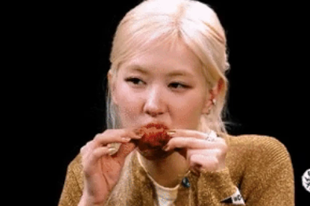 Rosé - Lisa đón bão tranh cãi vì gặm cánh gà, kẻ hồn nhiên người giả trân? - Hình 2