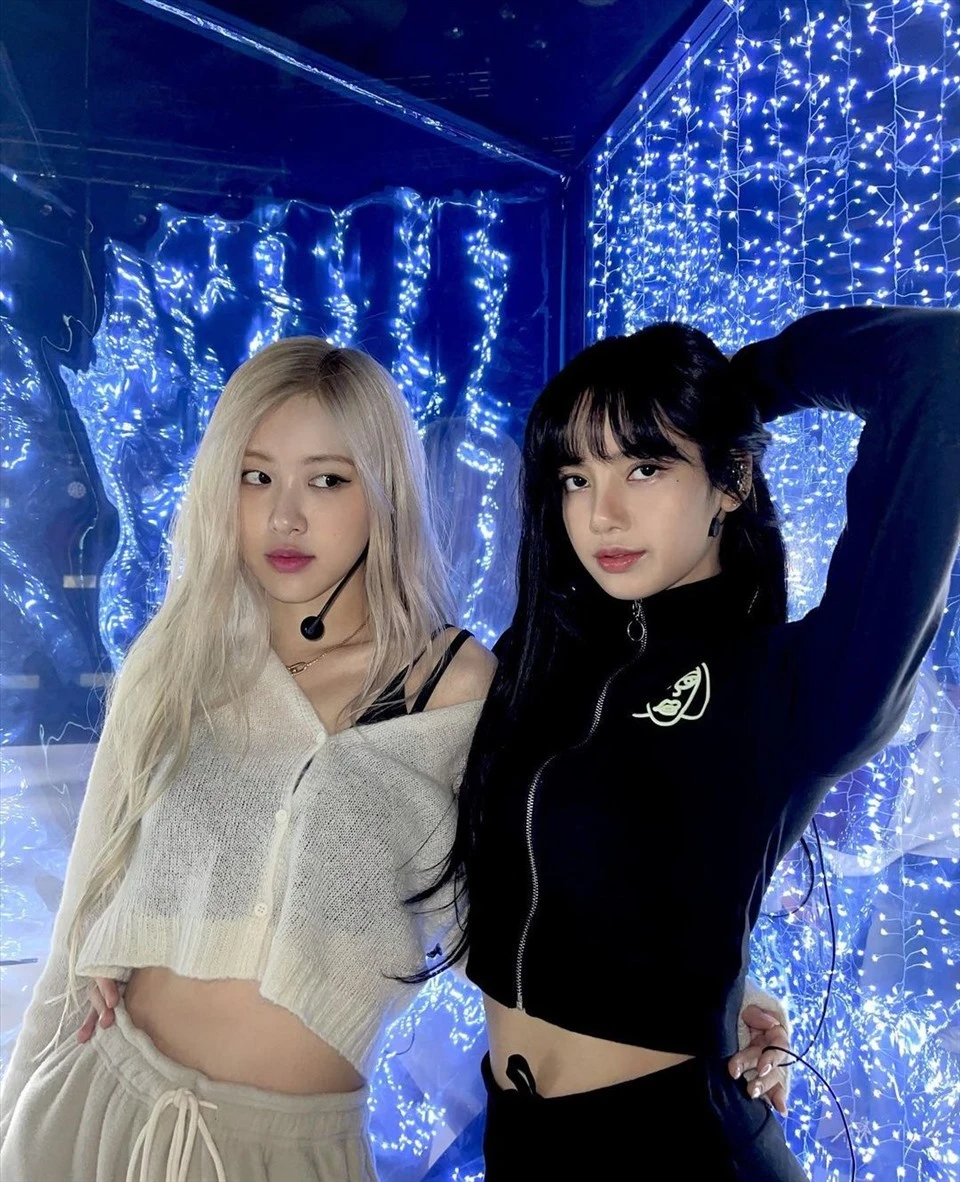 Rosé - Lisa đón bão tranh cãi vì gặm cánh gà, kẻ hồn nhiên người giả trân? - Hình 3