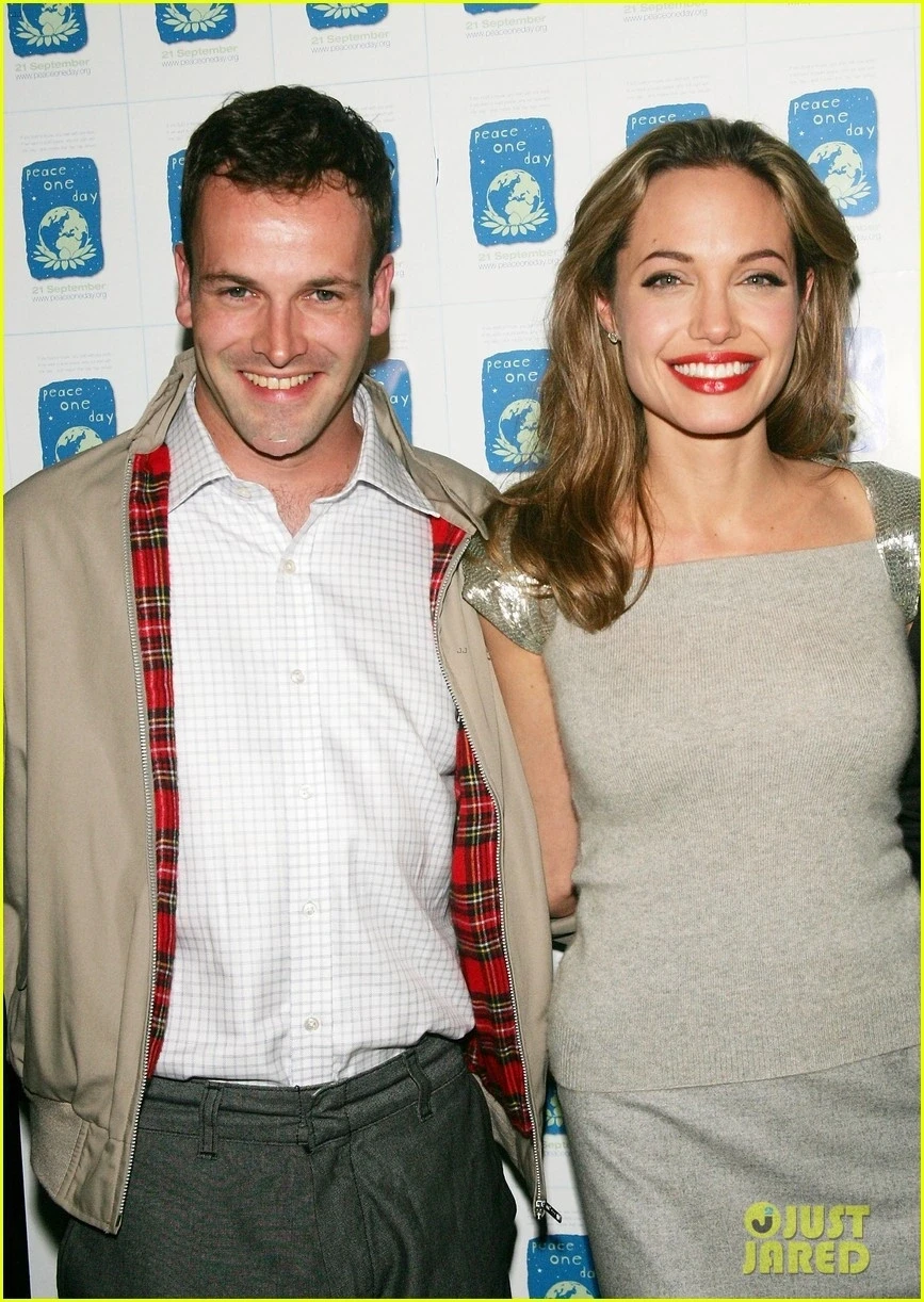 Angelina Jolie rộ tin quay lại chồng cũ đời đầu Jonny Lee Miller, bạn bè ủng hộ - Hình 1