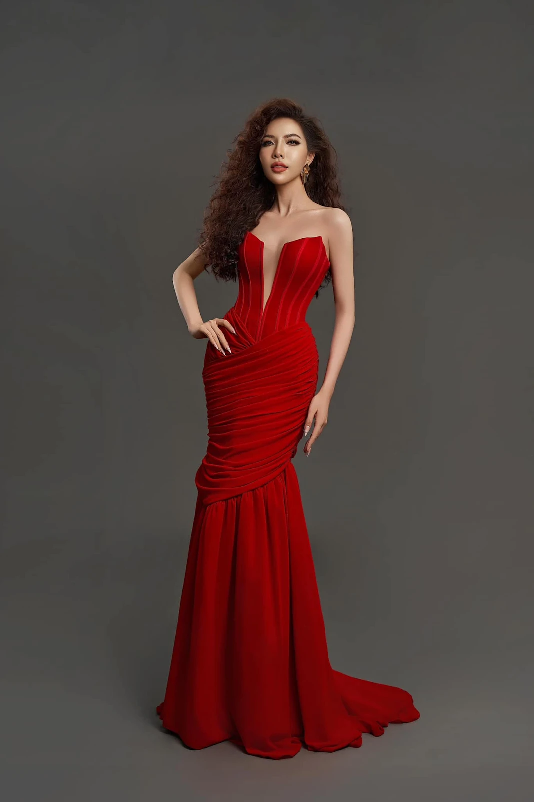 Xuân Hạnh sốc trước profile Thu Thảo, Hạnh Nguyên, Uyên Thảo thi Miss Cosmo VN - Hình 6
